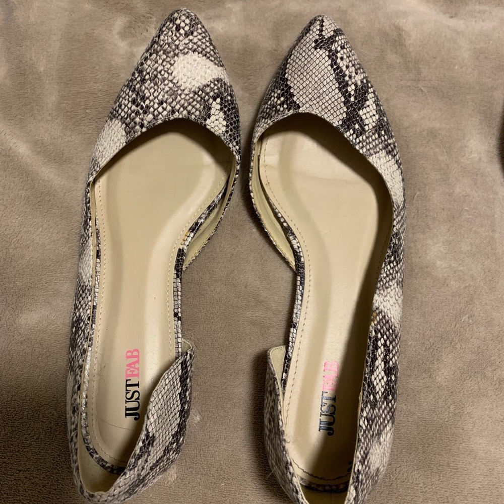 Sleek and sexy snake skin flats. Hardly worn!